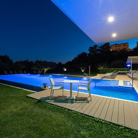 Hotel Salona Palace Exterior photo