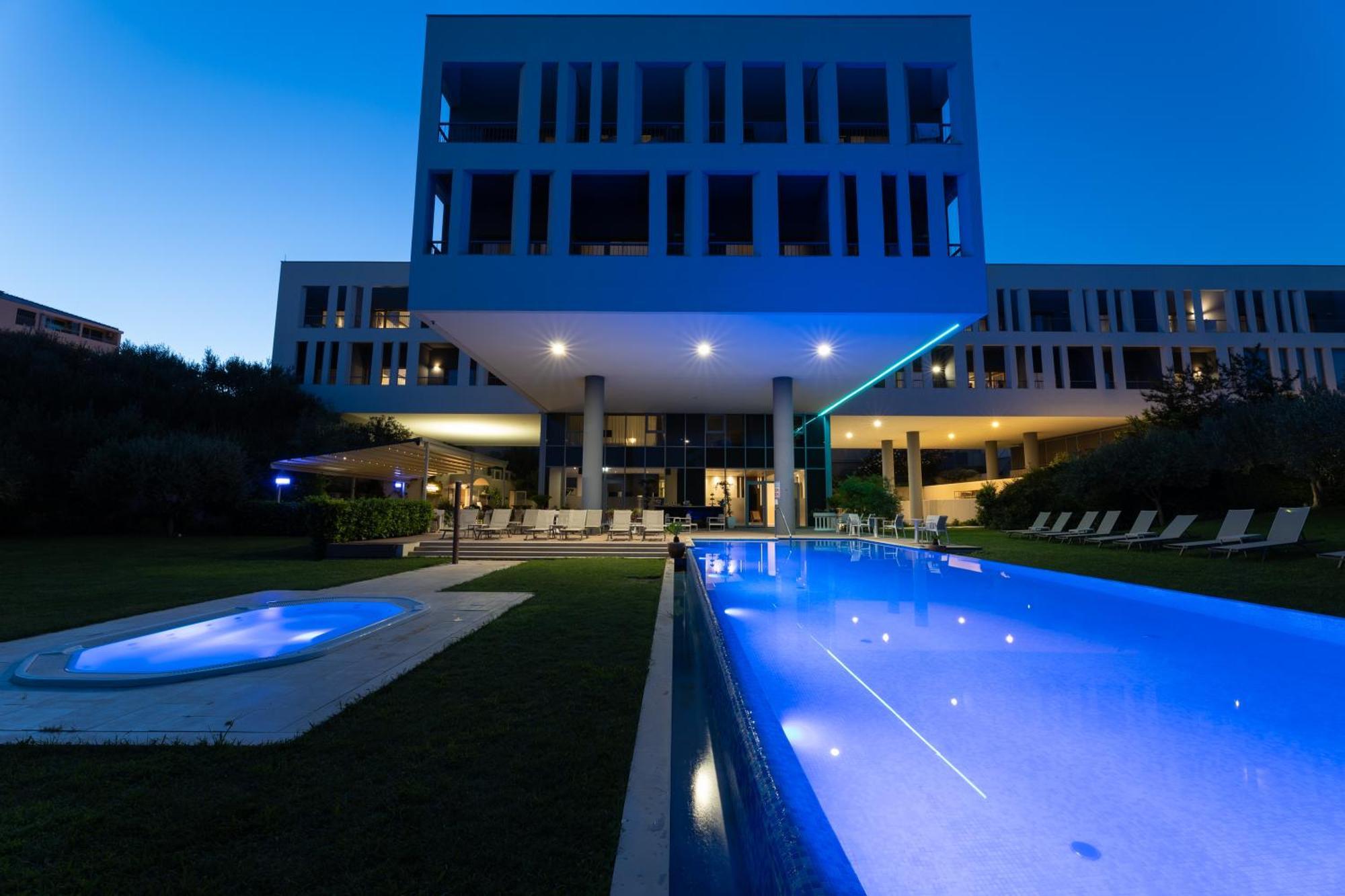 Hotel Salona Palace Exterior photo