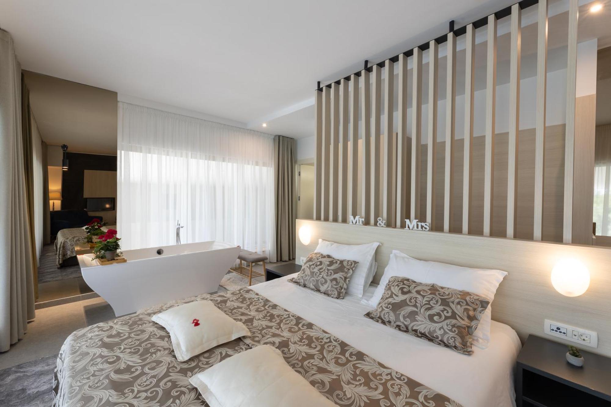 Hotel Salona Palace Exterior photo