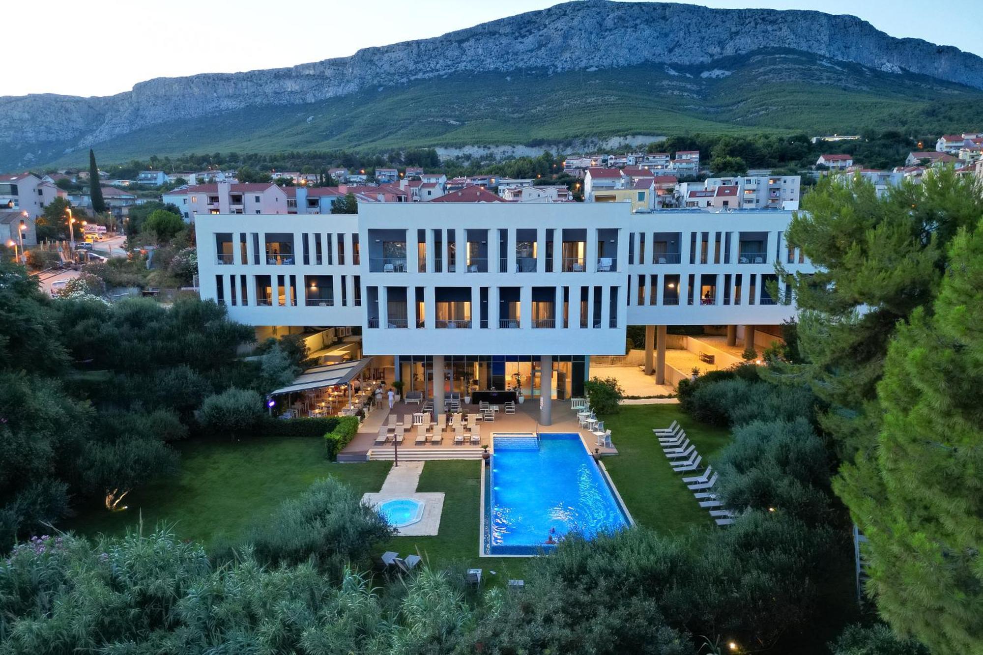 Hotel Salona Palace Exterior photo